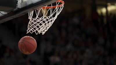 NBA季后赛湖人队与掘金队激烈对抗的比赛画面